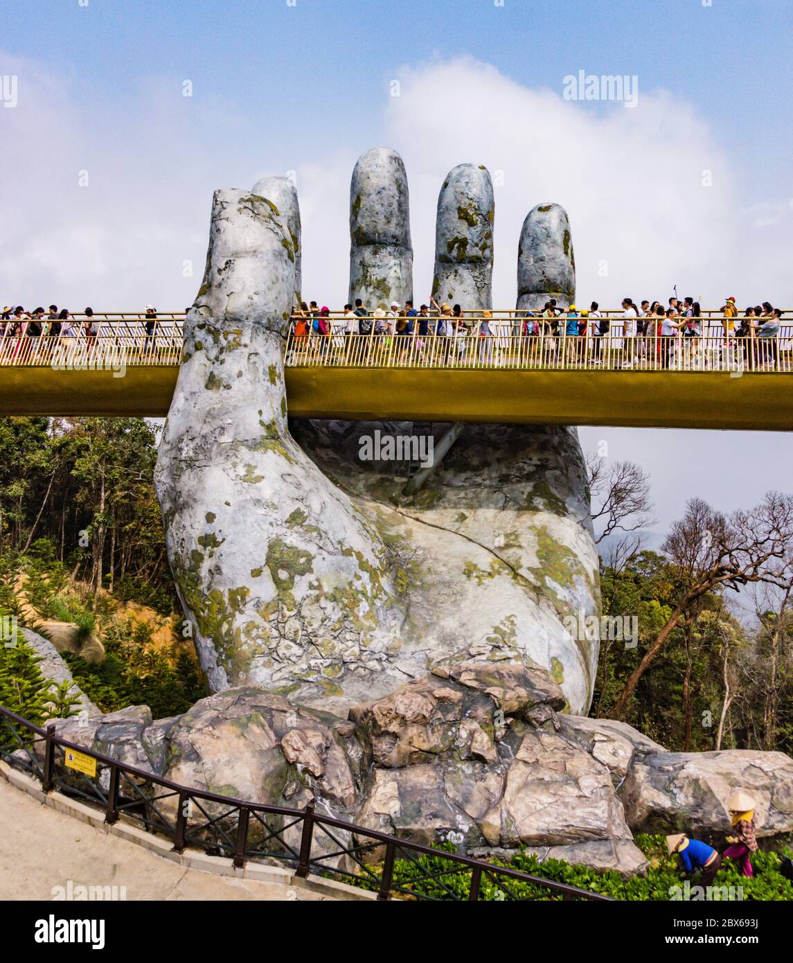 BA Na Hills, Danang/Vietnam-02/25/2019: Die neu eröffnete Golden Bridge, unterstützt von zwei riesigen Händen auf dem Gipfel der Ba Na Hills Stockfoto