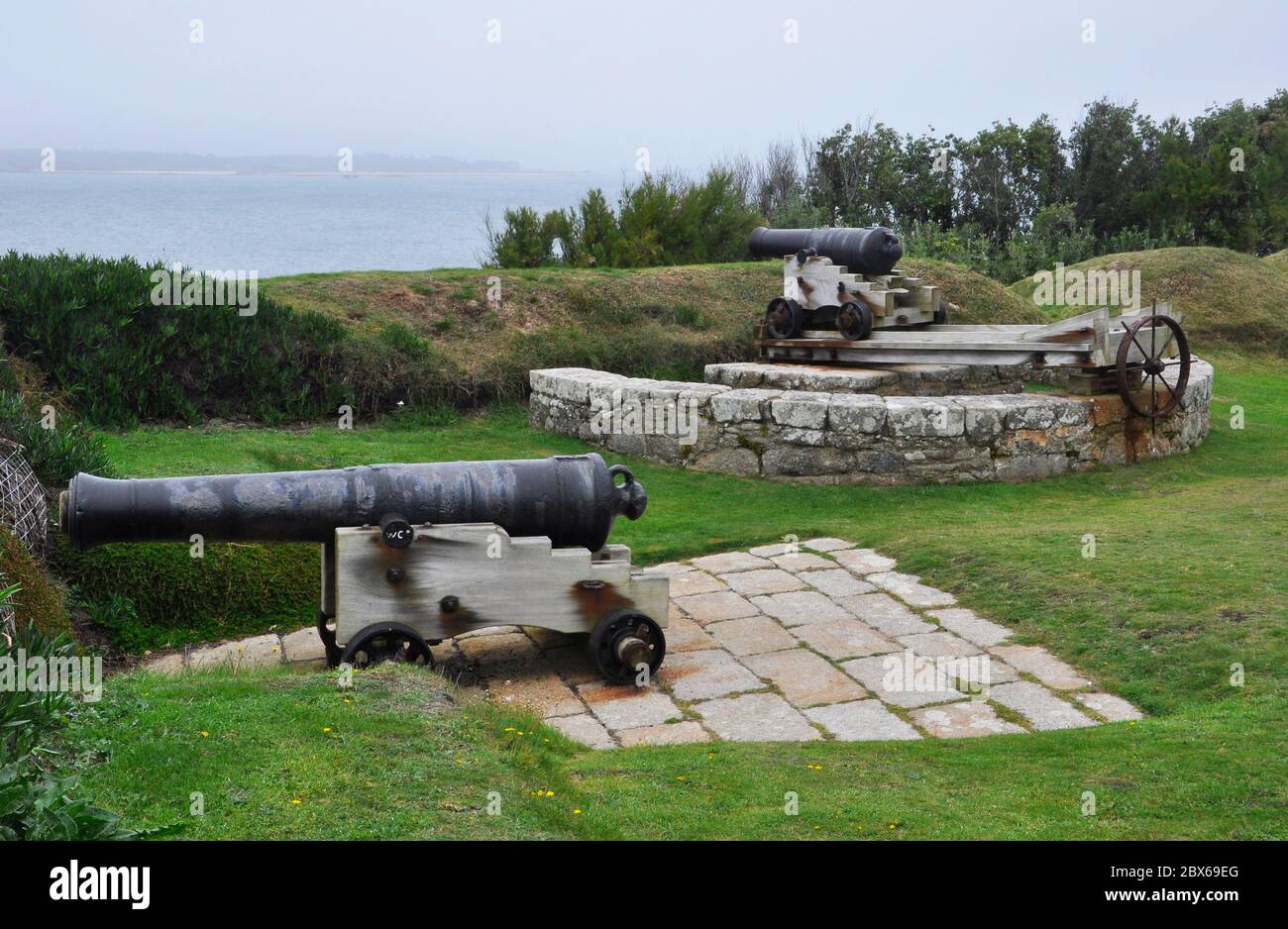 Eine feste Kanone und eine bewegliche Kanone in König Charles Batterie auf der Garnison, St. Mary's, Isles of Scilly, Cornwall. GROSSBRITANNIEN Stockfoto