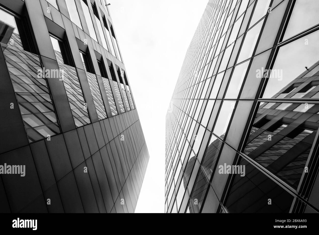 Bürogebäude unten in den Himmel Stockfoto