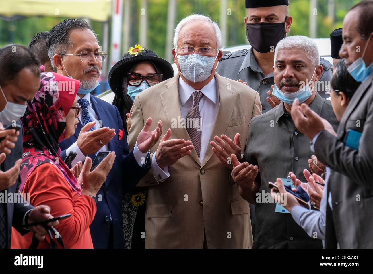 Kuala Lumpur, Malaysia. Juni 2020. Der ehemalige malaysische Premierminister, Najib Razak, wurde am High Court in Kuala Lumpur gesehen.Najib Razak der ehemalige Premierminister von Malaysia wurde vom High Court of Kuala Lumpur aufgefordert, sich zu verteidigen, nachdem er wegen krimineller Vertrauensverletzung über 42 Millionen RM an SRC International Fund angeklagt wurde. Najib Razak wurde von der malaysischen Antikorruptionskommission (MACC) seit Juni letzten Jahres eine Zivilverfallklage eingereicht. Er hatte auch mehrere Gerichtsverfahren wegen Geldwäsche, wie 1mdb-Fälle. Quelle: SOPA Images Limited/Alamy Live News Stockfoto