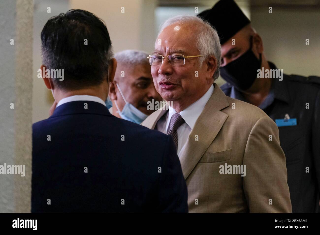 Kuala Lumpur, Malaysia. Juni 2020. Der ehemalige malaysische Premierminister, Najib Razak, wurde am High Court in Kuala Lumpur gesehen.Najib Razak der ehemalige Premierminister von Malaysia wurde vom High Court of Kuala Lumpur aufgefordert, sich zu verteidigen, nachdem er wegen krimineller Vertrauensverletzung über 42 Millionen RM an SRC International Fund angeklagt wurde. Najib Razak wurde von der malaysischen Antikorruptionskommission (MACC) seit Juni letzten Jahres eine Zivilverfallklage eingereicht. Er hatte auch mehrere Gerichtsverfahren wegen Geldwäsche, wie 1mdb-Fälle. Quelle: SOPA Images Limited/Alamy Live News Stockfoto