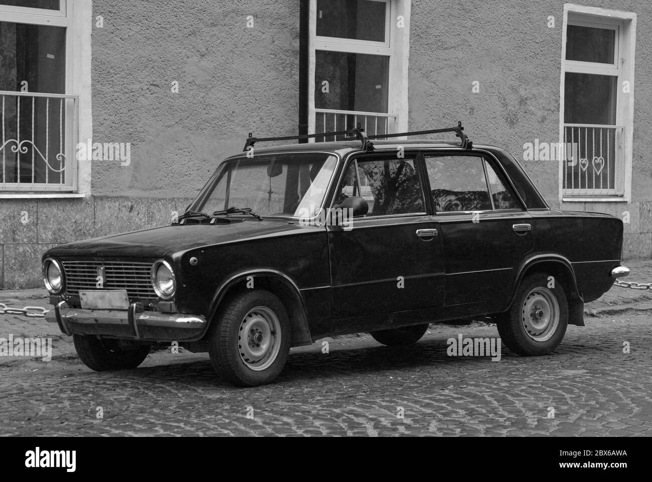 RAHIV, UKRAINE - 15. September 2015 Illustratives Editorial: Schwarz-weiß alter Oldtimer im ehemaligen sowjetischen Land, Rahiv, Ukraine Stockfoto