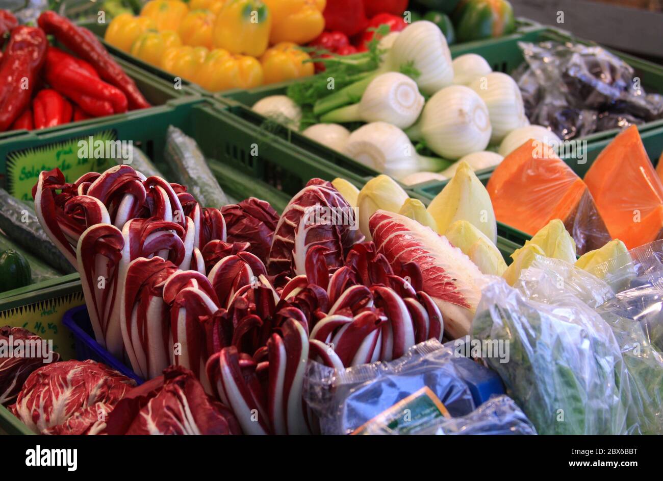 Frisches Gemüse Produkte zum Verkauf auf dem Markt Stockfoto