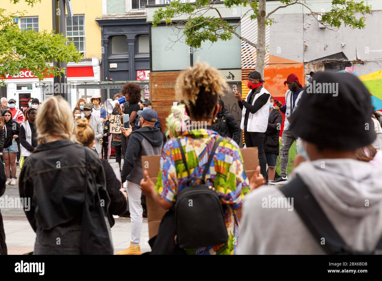 Cork, Irland, 5. Juni 2020. Schwarze Leben Sind Wichtig Protest, Cork City. Obwohl der Veranstalter heute Black Lives Matter abgesagt hat, ging der Protest wie geplant weiter. Die Demonstranten trafen sich um 14 Uhr am Bahnhof Kent und es wurde deutlich gemacht, dass soziale Distanzierungsrichtlinien jederzeit im Auge behalten werden sollten, was durch die Teilnahme von Sicherheitsstewards und einer Garda Siochana geholfen wurde, Sie verließen Kent Station und machten sich auf den Weg zur Cork City Libary, wo die Demonstranten sich versammelten und einen 8-minütigen Schweigeminute zum Gedenken an George Floyd hielten, der Tod die weltweiten Proteste auslöste. Stockfoto