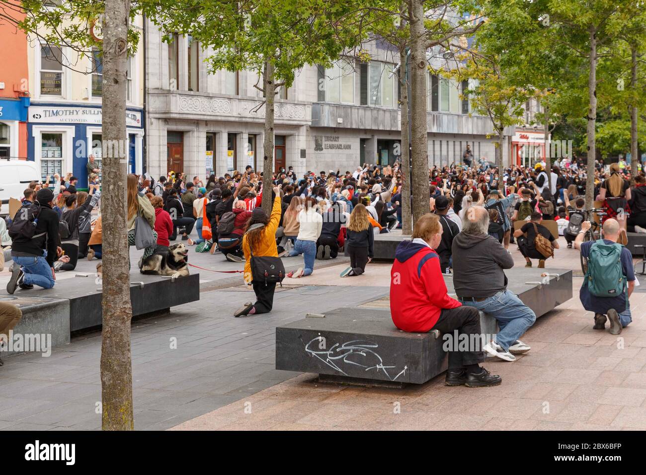 Cork, Irland, 5. Juni 2020. Schwarze Leben Sind Wichtig Protest, Cork City. Obwohl der Veranstalter heute Black Lives Matter abgesagt hat, ging der Protest wie geplant weiter. Die Demonstranten trafen sich um 14 Uhr am Bahnhof Kent und es wurde deutlich gemacht, dass soziale Distanzierungsrichtlinien jederzeit im Auge behalten werden sollten, was durch die Teilnahme von Sicherheitsstewards und einer Garda Siochana geholfen wurde, Sie verließen Kent Station und machten sich auf den Weg zur Cork City Libary, wo die Demonstranten sich versammelten und einen 8-minütigen Schweigeminute zum Gedenken an George Floyd hielten, der Tod die weltweiten Proteste auslöste. Stockfoto