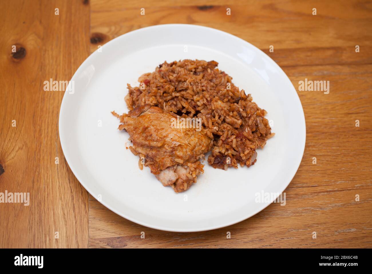Ein irakisches langsam gekochtes Huhn und Reisgericht, das lokal als Tbiet bekannt ist Stockfoto