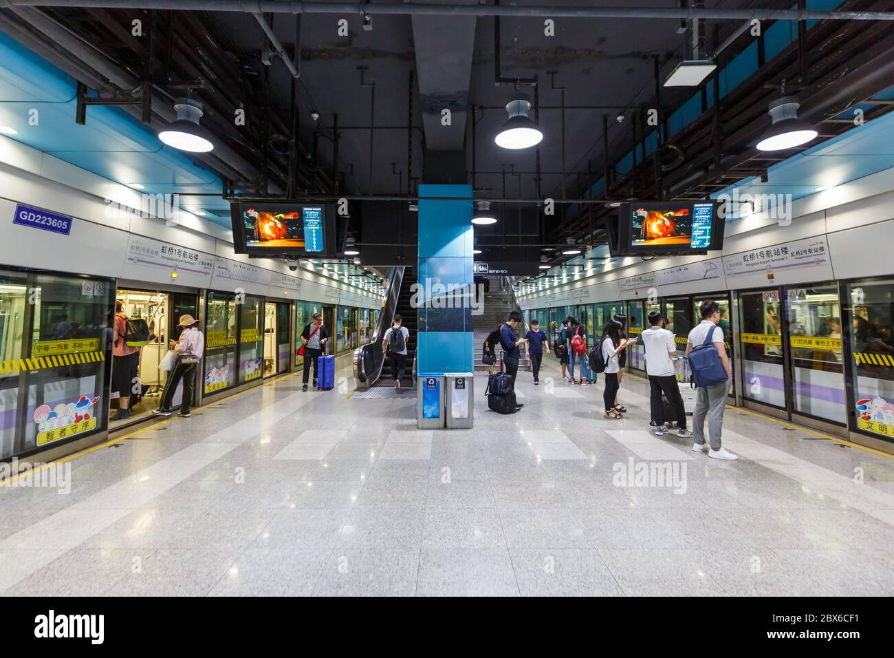 Shanghai, China - 26. September 2019: Terminal 1 MRT Station am Shanghai Hongqiao Airport (SHA) in China. Stockfoto