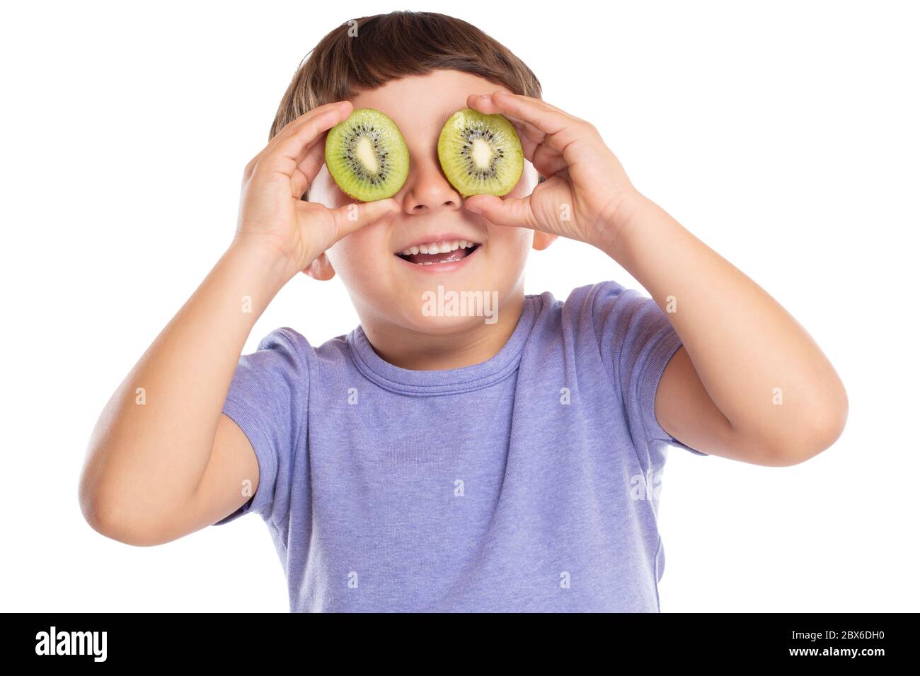 Kleiner Junge Kind mit Kiwi-Frucht Spaß glücklich Glück gesund essen auf einem weißen Hintergrund isoliert Stockfoto