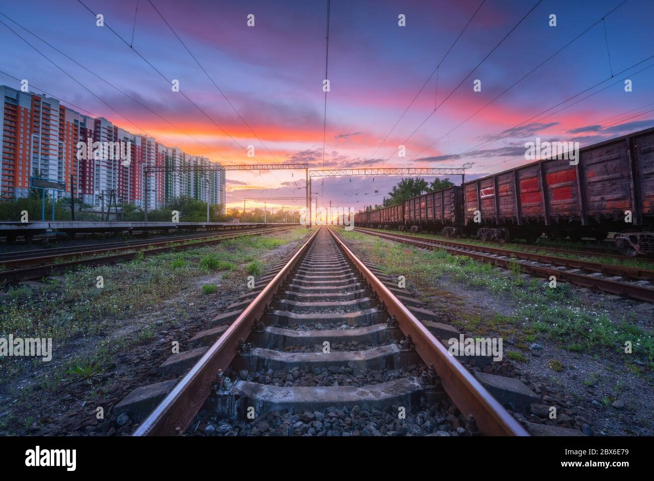 Bahnhof mit Güterzügen bei Sonnenuntergang Stockfoto