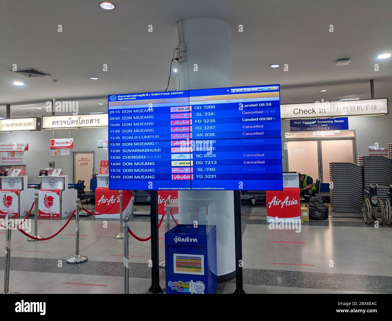 SURAT THANI, THAILAND - JUNI 05 2020: Ein Flugangebrett mit stornierten Flügen und leeren Check-in-Schaltern während der Coronavirus-Pandemie. Tha Stockfoto