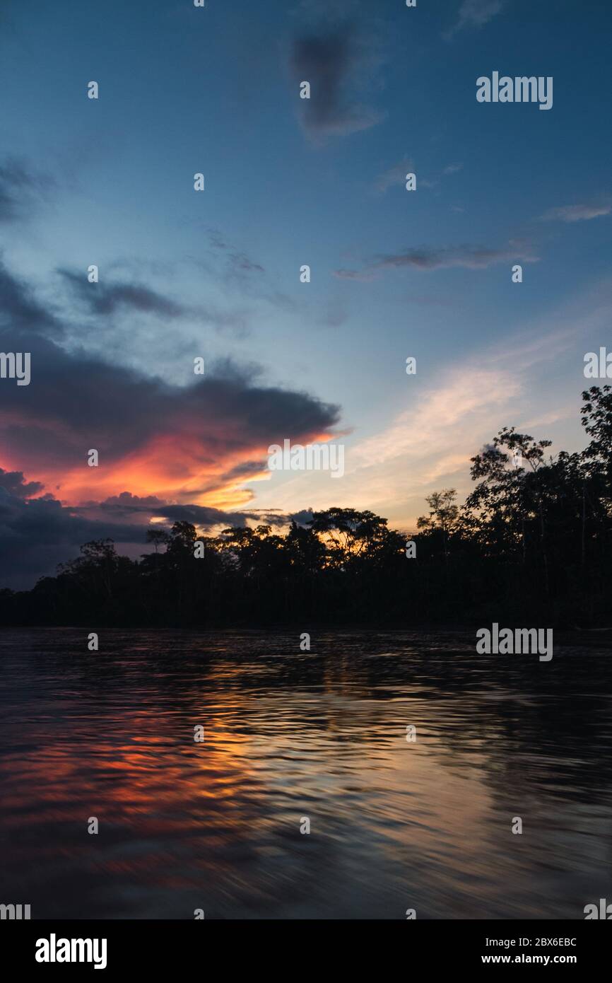 Sonnenuntergang am Napo Fluss im amazonas, atemberaubende Farben, Ecuador Stockfoto