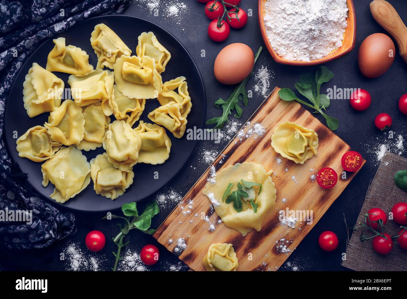 Zubereitung von italienischen Nudeln mit Zutaten. Gastronomisches Konzept Stockfoto