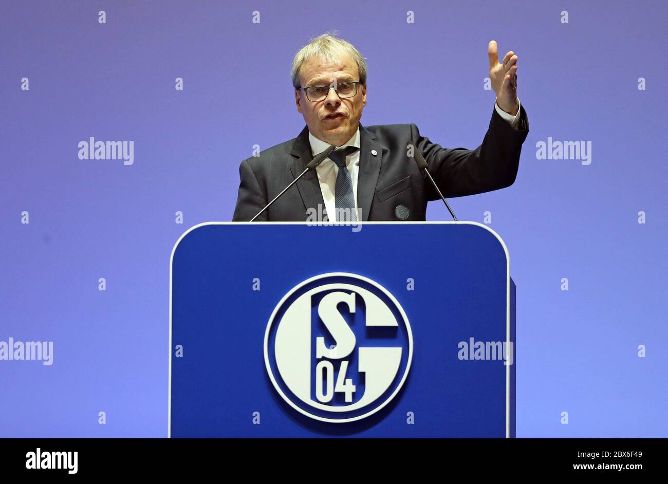 Gelsenkirchen, Deutschland. Juni 2018. firo: 03.06.2018, Fußball, 1.Bundesliga, Saison 2018/2019, FC Schalke 04, JHV, Hauptversammlung, S04 CFO, Management, Peter Peters, Gesture, Gesture, am Rednerpult Quelle: dpa/Alamy Live News Stockfoto