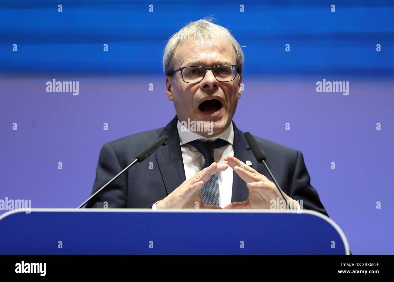 Gelsenkirchen, Deutschland. Juni 2018. firo: 03.06.2018, Fußball, 1.Bundesliga, Saison 2018/2019, FC Schalke 04, JHV, Hauptversammlung, S04 CFO, Geschäftsführung, Peter Peters, am Rednerpult, Gesture, Gesture Quelle: dpa/Alamy Live News Stockfoto