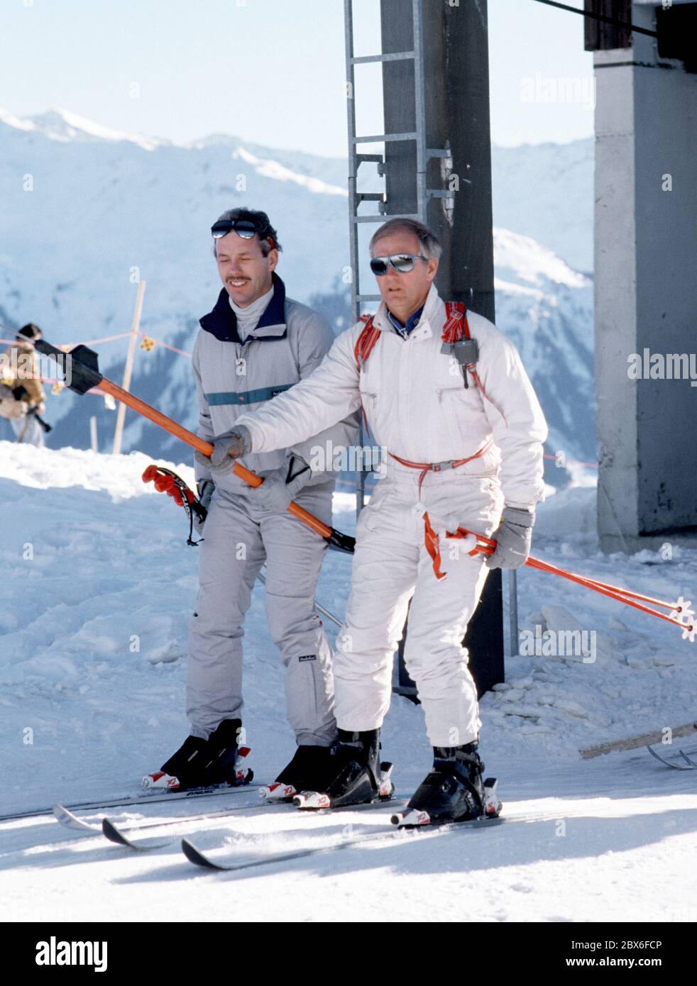 Die persönlichen Schutzbeamten Brian Ford (links) und Steve Burgess bewachen mit einem Skilift TRH Duke und Duchess of York, Prince Andrew und Sarah F. Stockfoto