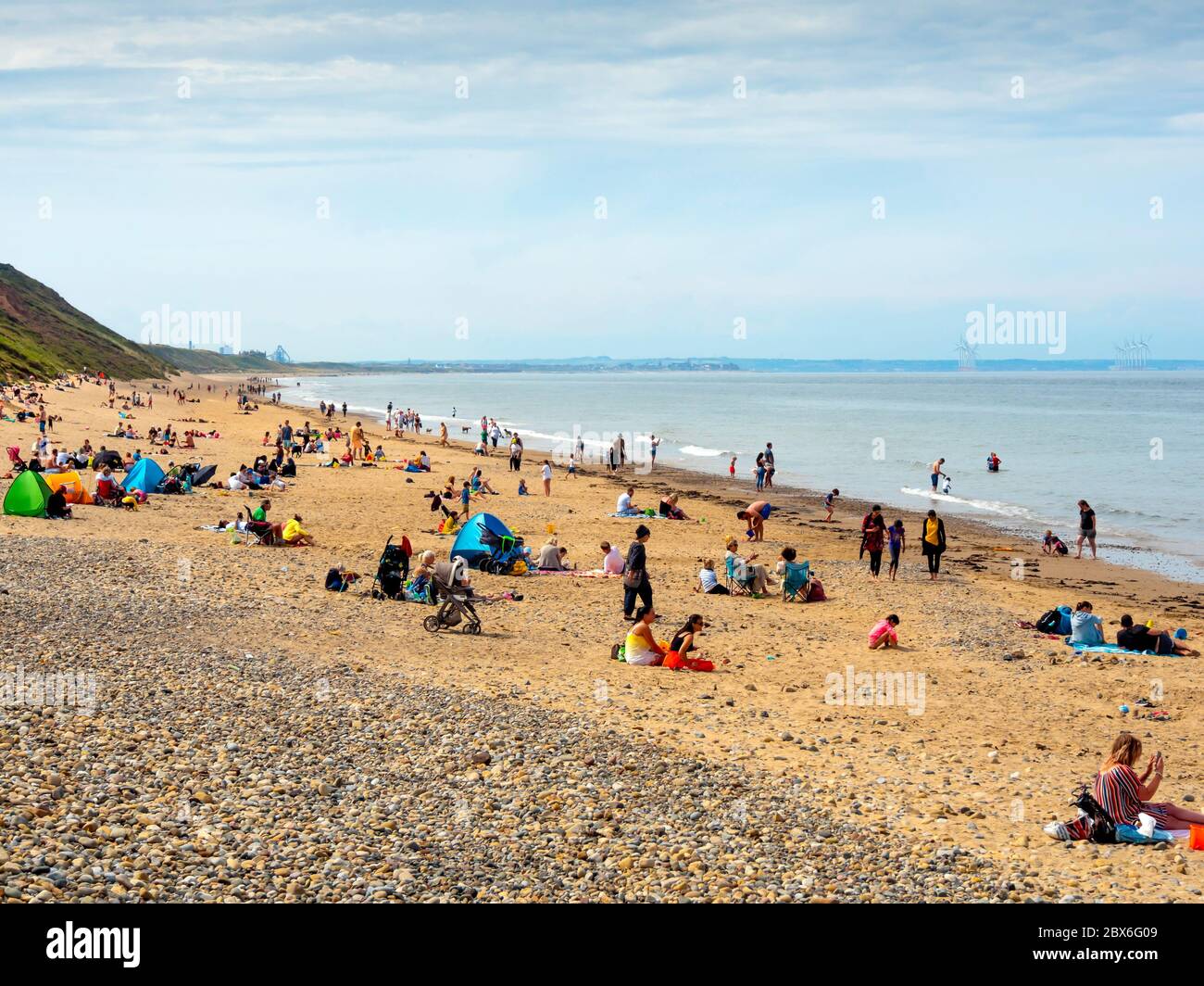 Saltburn Beach am Tag nach der Verringerung der Lockdown-Versorgung während der Corona-Virus-Pandemie in 2020 Familiengruppen können mit Freunden zu treffen Stockfoto