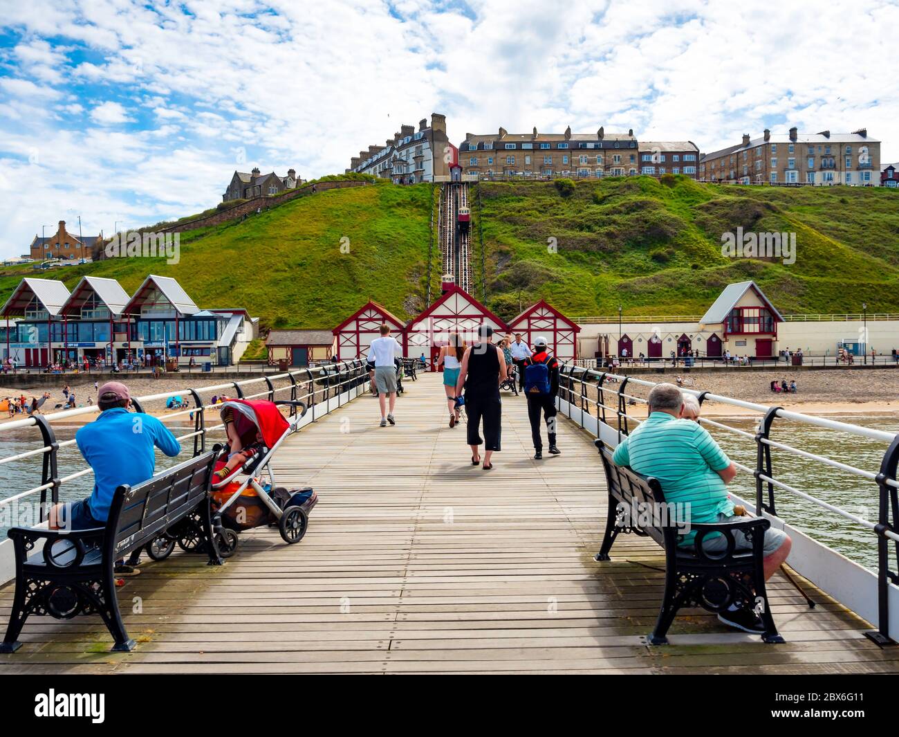 Saltburn Pier am Tag nach der Verringerung der Lockdown-Versorgung während der Coronavirus-Pandemie in 2020 Familiengruppen können sich mit Freunden auf Stockfoto
