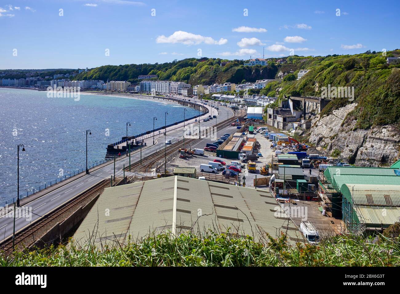 Blick hinunter auf das nördliche Ende der Douglas Promenade auf der Isle of man mit den Überresten des Summerland-Gebäudes, die auf den Klippen sichtbar sind Stockfoto