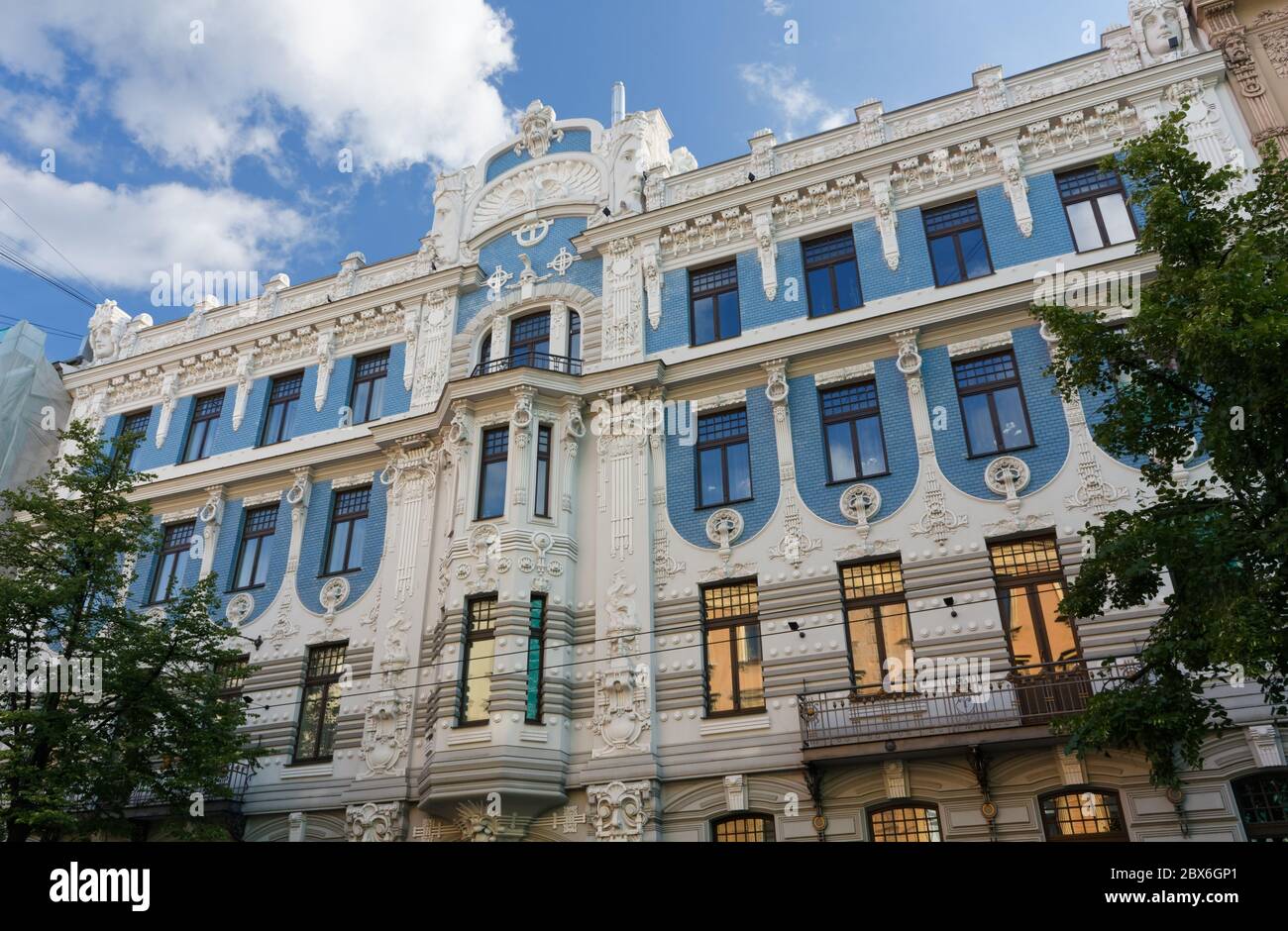 RIGA, Lettland - 18. Juli 2013: Fassade des Elizabetes Iela 10b, dem ikonischsten Jugendstilgebäude der Stadt Stockfoto