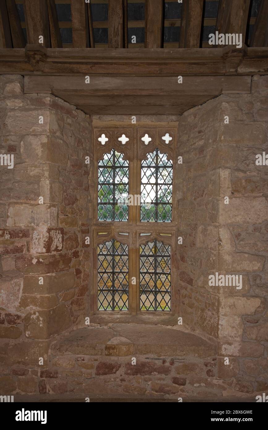 Bleiglasfenster in Cleeve Abbey, Washford, Somerset, England, Großbritannien. Ein denkmalgeschütztes Hotel, das von English Heritage geführt wird Stockfoto