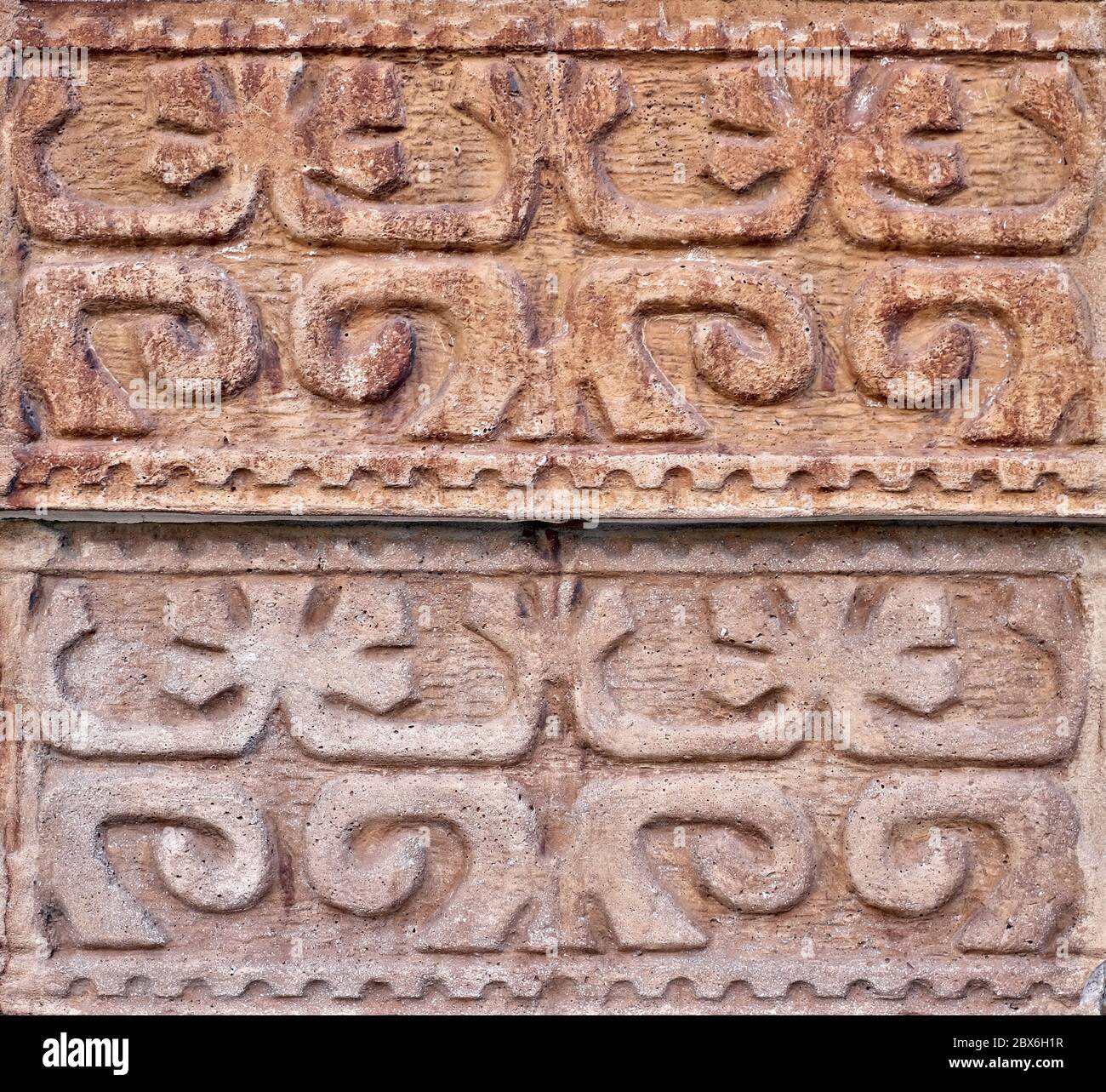 Arabeske orientalische florale dekorative Design in Steinwand geschnitzt. Stockfoto