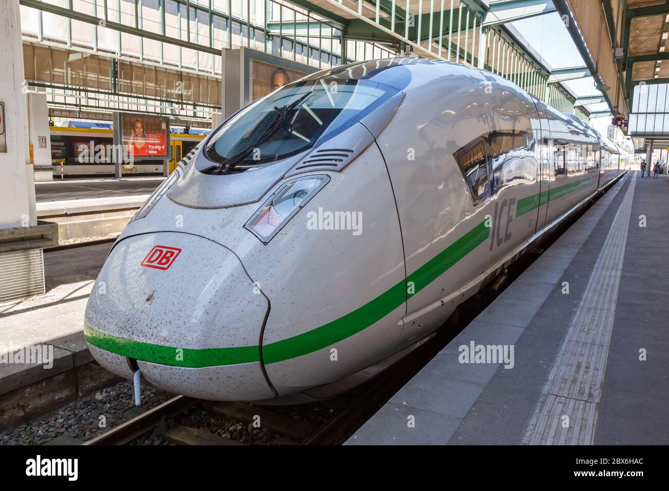 Stuttgart, Deutschland - 22. April 2020: ICE 3 Velaro D Lokomotive für den Eisenbahnwaggon Ökologische Elektrizität an der Stuttgarter Hauptbahnhof in Deutschland. Stockfoto