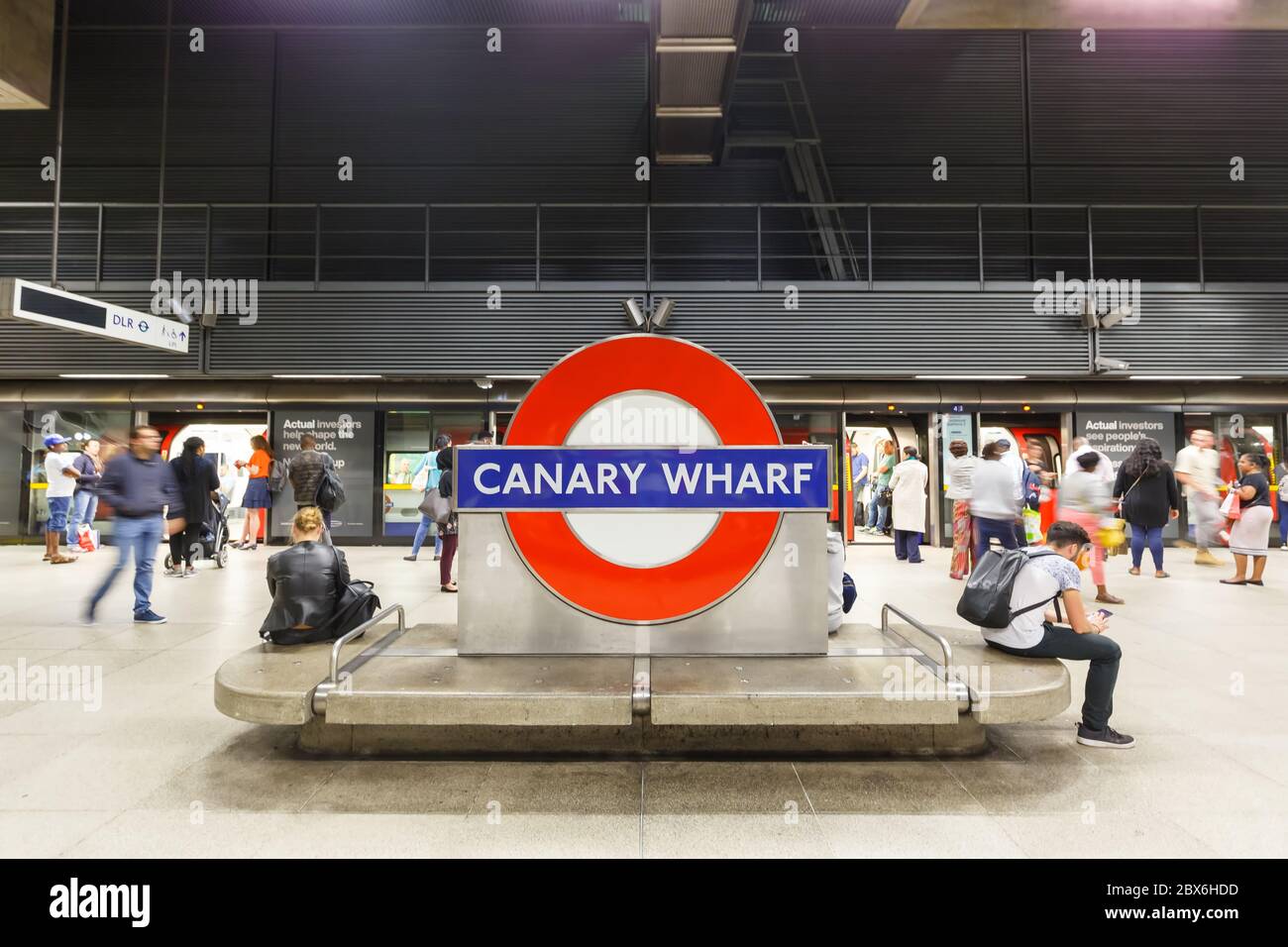 London, Großbritannien - 9. Juli 2019: U-Bahnstation London Metro Symmetry Canary Wharf Jubilee Line in Großbritannien. Stockfoto
