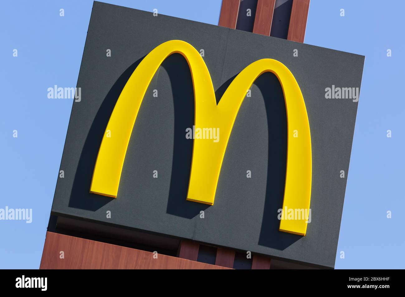 Stuttgart, Deutschland - 22. April 2020: McDonalds Logo McDonald's Restaurant Mc Donald's Mc Donalds Food Stuttgart in Deutschland. Stockfoto