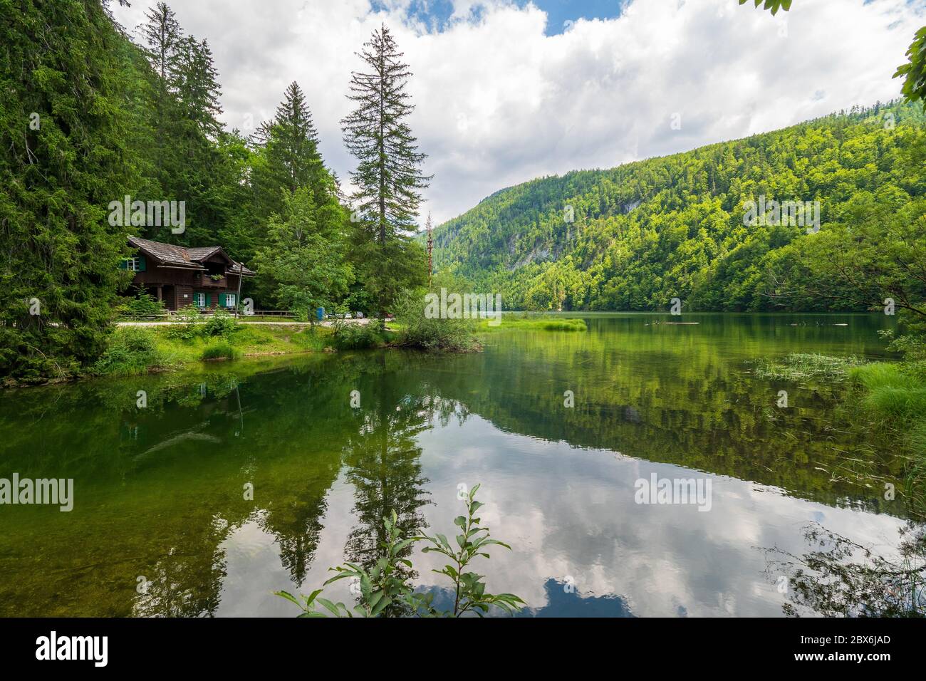 Alte Holzhütte am Seeufer des legendären Toplitzersees, Ausseer Land, Steiermark, Österreich Stockfoto