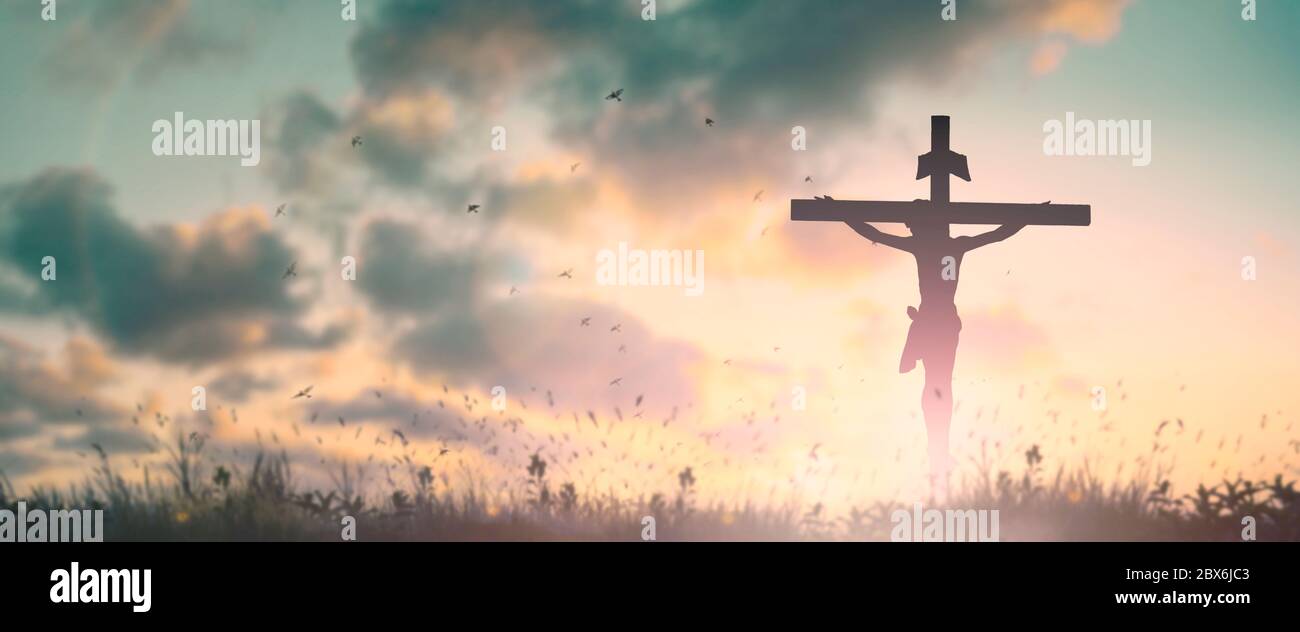 Silhouette jesus christus Kruzifix auf Kreuz auf golgatha Sonnenuntergang Hintergrund Konzept für karfreitag ist er in ostertag auferstanden, karfreitag jesus Tod auf c Stockfoto
