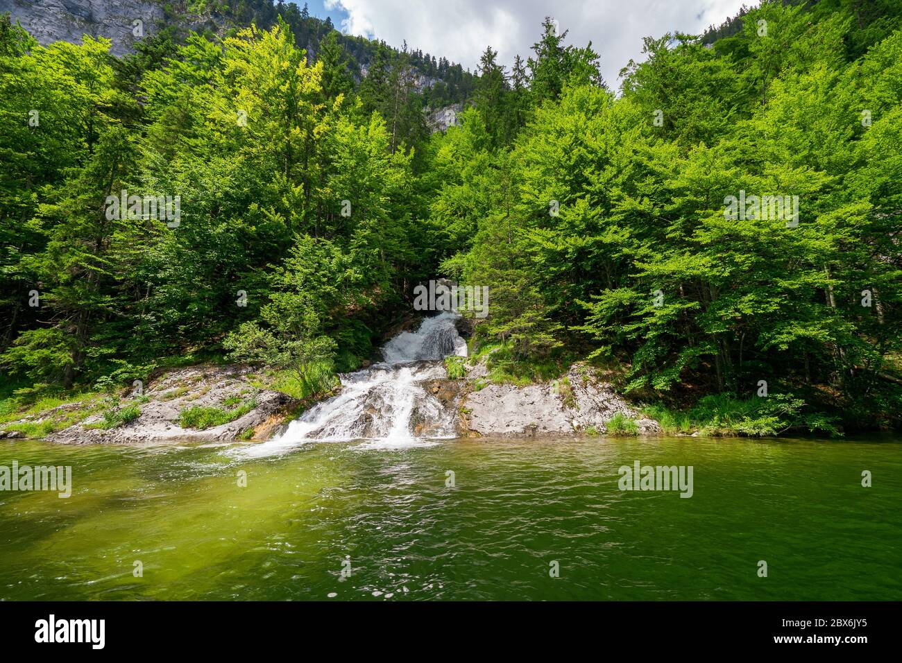 Blick auf einen Wasserfall (Traun-Ursprung), der von den Toten Bergen in den legendären Toplitz-See, Ausseer Land, Steiermark, Österreich, plätschert Stockfoto