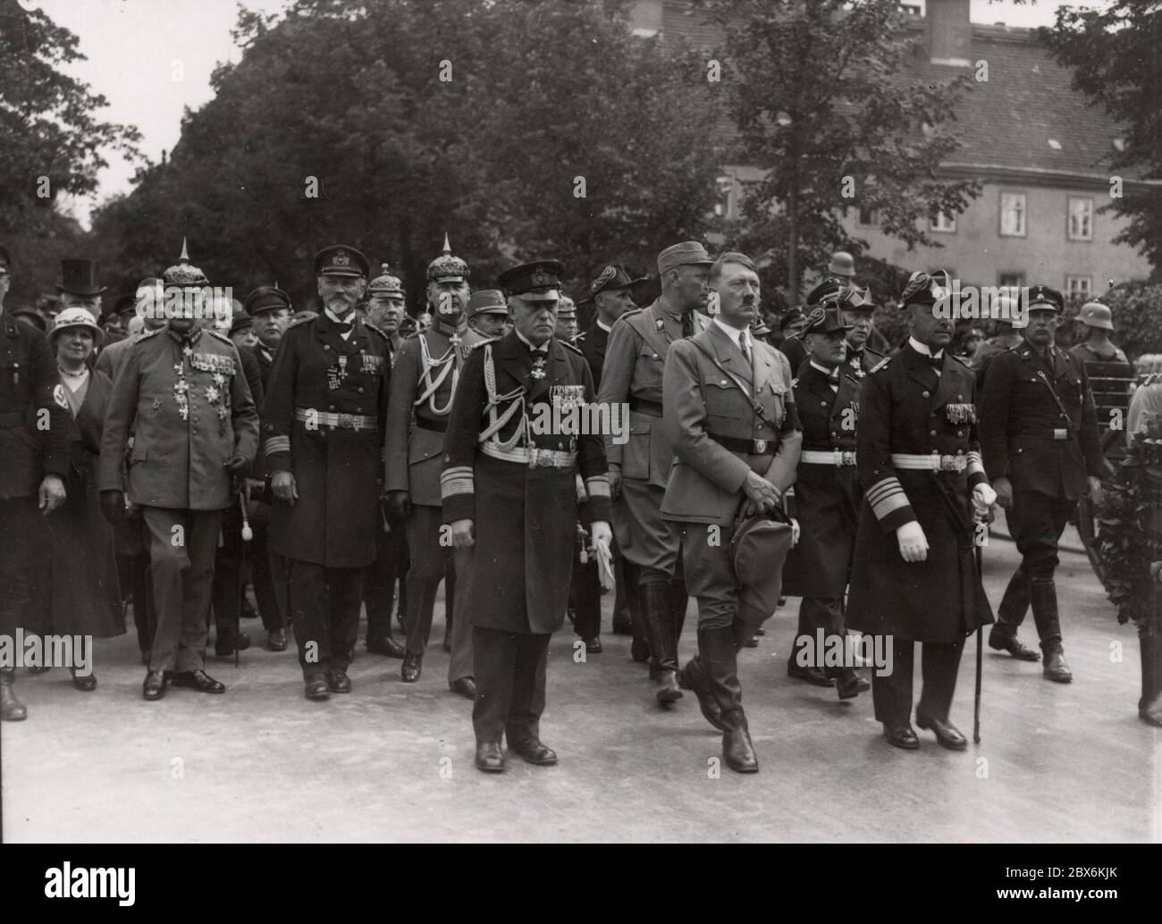 Staatsbegräbnis - Admiral von Trotha - Hitler - Admiral Raeder Heinrich Hoffmann Photographs 1933 Adolf Hitlers offizieller Fotograf und Nazi-Politiker und Verleger, der Mitglied des intime Kreises Hitlers war. Stockfoto