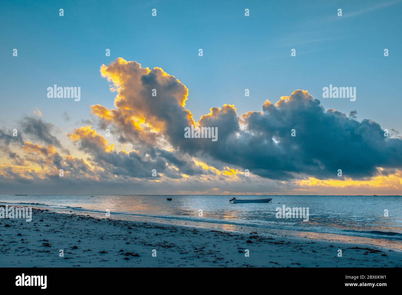 Wolken bilden sich bei Sonnenaufgang mit Wolken Stockfoto
