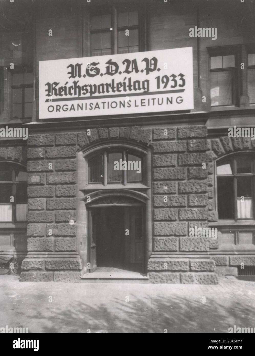 Muchow - Organisationsdirektor des Nazi-Parteitags Heinrich Hoffmann fotografiert 1933 Adolf Hitlers offizieller Fotograf und Nazi-Politiker und Verleger, der Mitglied des intime Kreises Hitlers war. Stockfoto