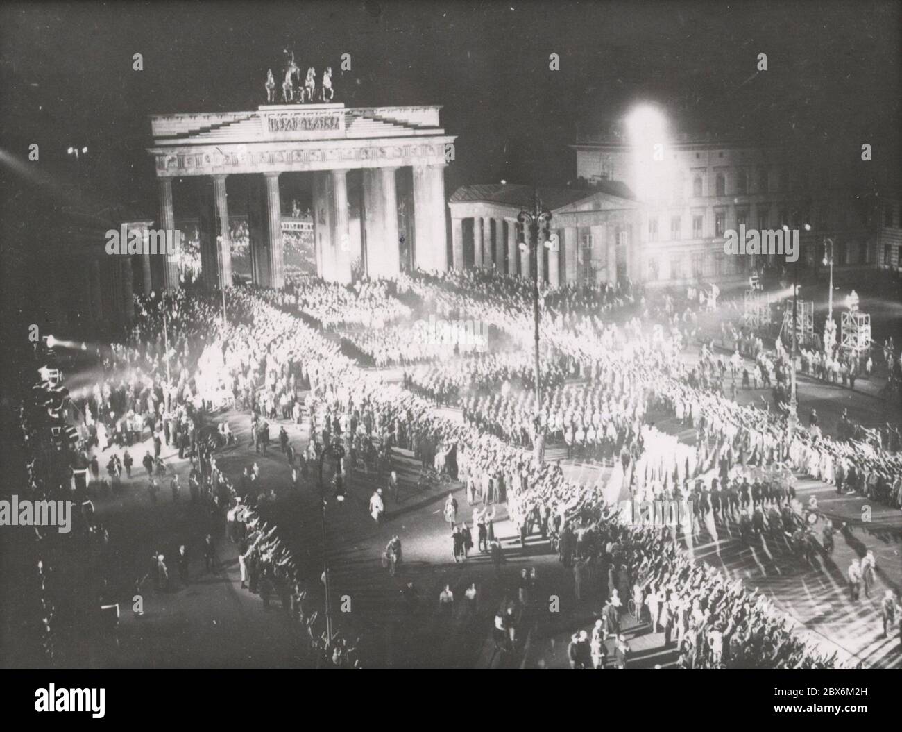 Marsch der Nazi-Formationen durch das Brandenburger Tor Berlin, anschließende Aufnahme für den Film über die Machtergreifung am 30. Januar 2003, da am 30. Januar 2003 kein Originalfilm produziert wurde. Heinrich Hoffmann fotografiert 1933 Adolf Hitlers offizieller Fotograf und Nazi-Politiker und Verleger, der Mitglied des intime Kreises Hitlers war. Stockfoto