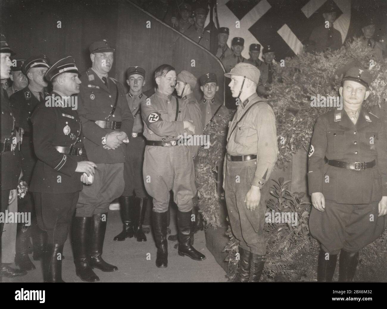 Kundgebung - Hitler, Brückner, Dietrich, Sepp. Heinrich Hoffmann fotografiert 1933 Adolf Hitlers offizieller Fotograf und Nazi-Politiker und Verleger, der Mitglied des intime Kreises Hitlers war. Stockfoto