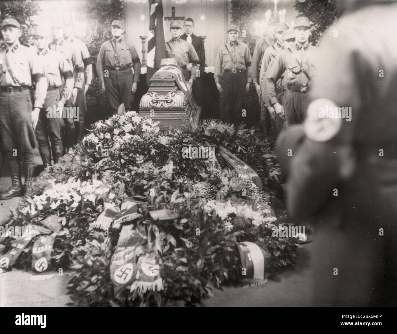 beerdigungsmarsch der SS-Norm Heinrich Hoffmann fotografiert 1933 Adolf Hitlers offizieller Fotograf und ein Nazi-Politiker und Verleger, der ein Mitglied des intime Kreise Hitlers war. Stockfoto