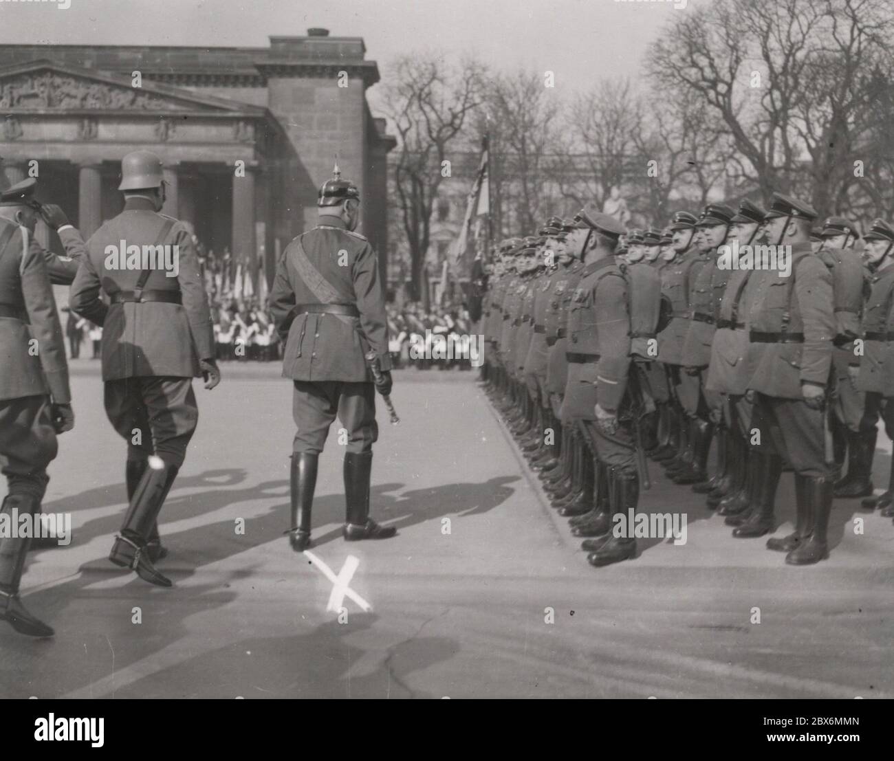 Staatsgesetz; der Reichspräsident von Hindenburg geht an der Front. Heinrich Hoffmann fotografiert 1933 Adolf Hitlers offizieller Fotograf und Nazi-Politiker und Verleger, der Mitglied des intime Kreises Hitlers war. Stockfoto
