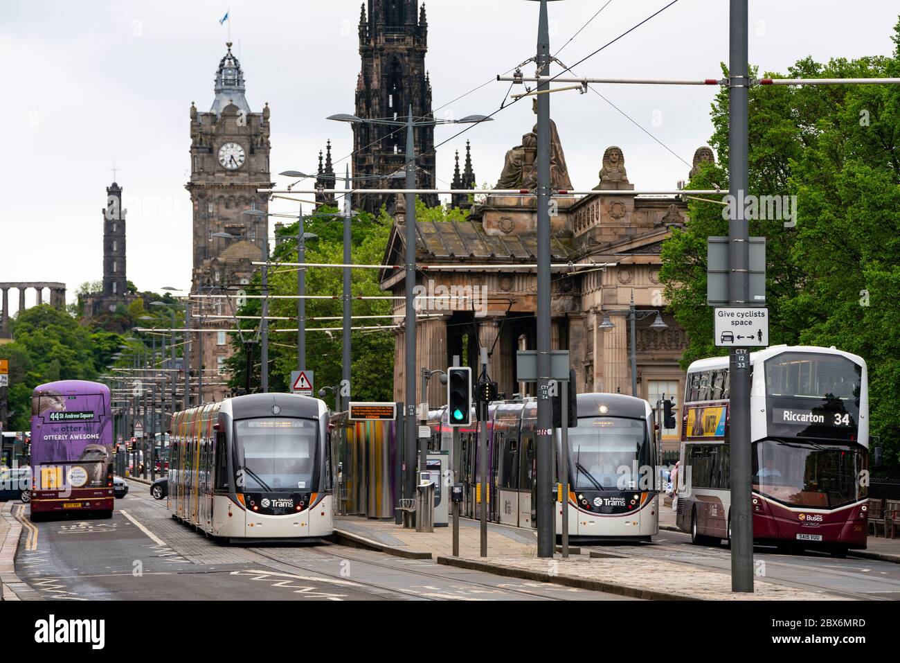 Blick auf Straßenbahnen und Busse auf der Princes Street in Edinburgh, Schottland, Großbritannien Stockfoto