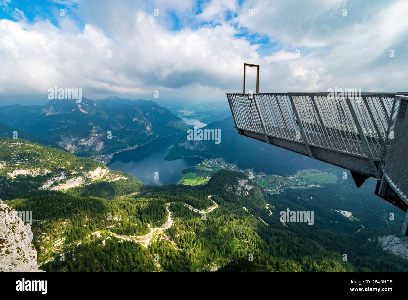 Atemberaubende Aussicht auf das Salzkammergut, OÖ, Österreich, von der 5-Finger-Aussichtsplattform auf dem Gipfel des Krippensteins aus gesehen Stockfoto