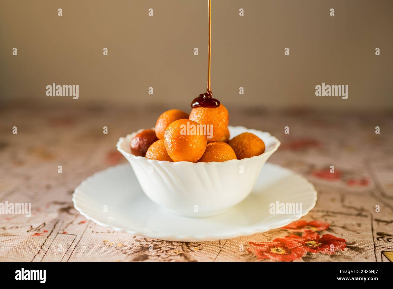 Heißer hausgemachtes Gulab Jamun mit Datteln Sirup oder Honig, Gulab Jamun ist ein köstliches Dessert Stockfoto