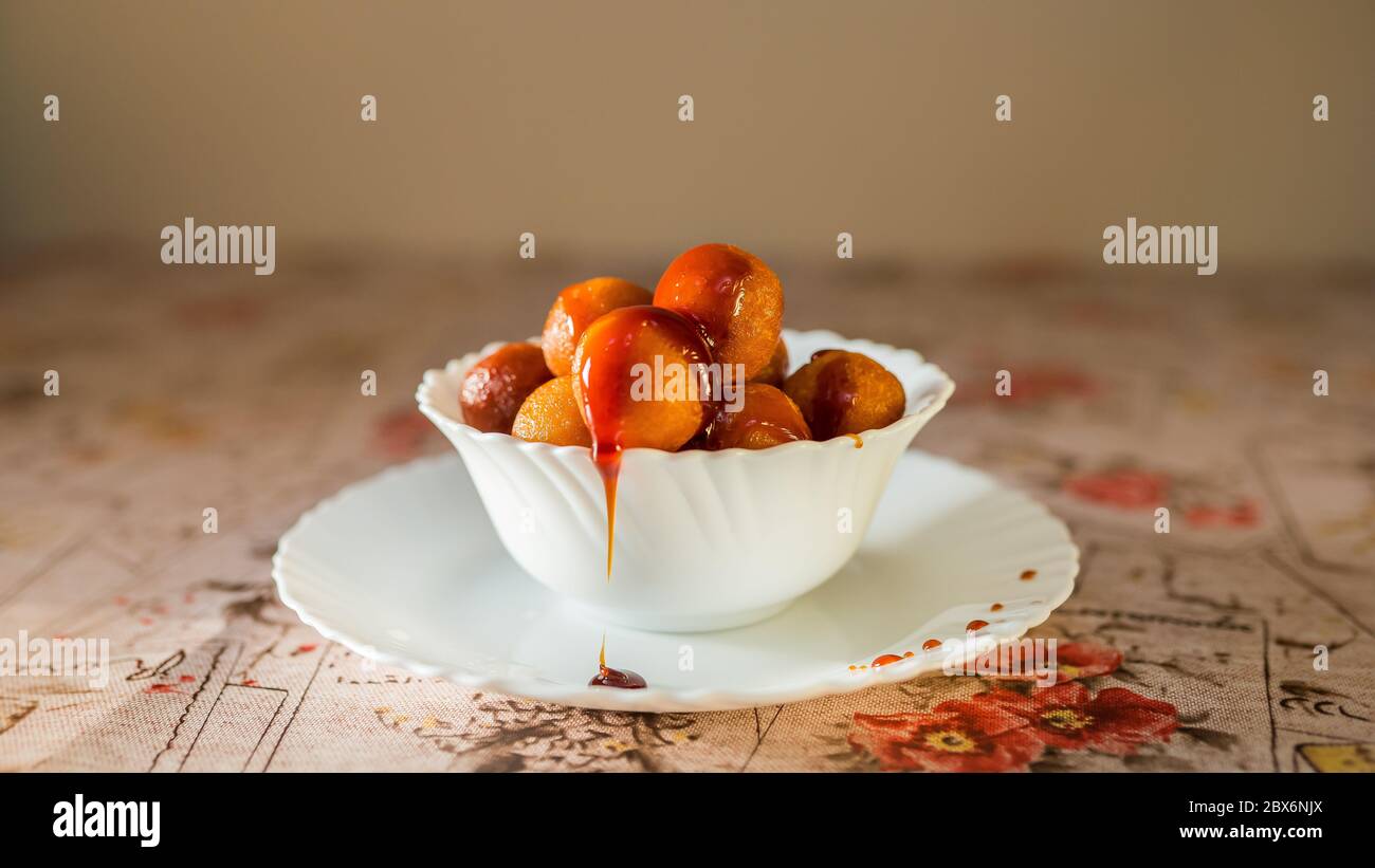 Heißer hausgemachtes Gulab Jamun mit Datteln Sirup oder Honig, Gulab Jamun ist ein köstliches Dessert Stockfoto