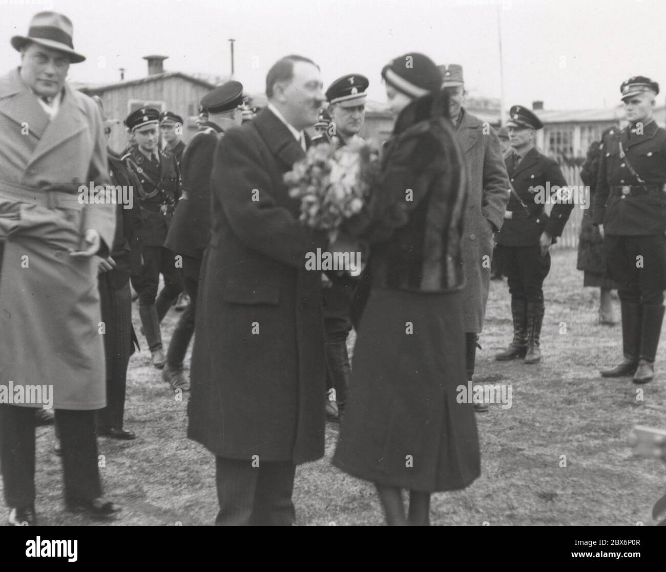 Gruß Hitler am Flughafen. Heinrich Hoffmann fotografiert 1933 Adolf Hitlers offizieller Fotograf und Nazi-Politiker und Verleger, der Mitglied des intime Kreises Hitlers war. Stockfoto