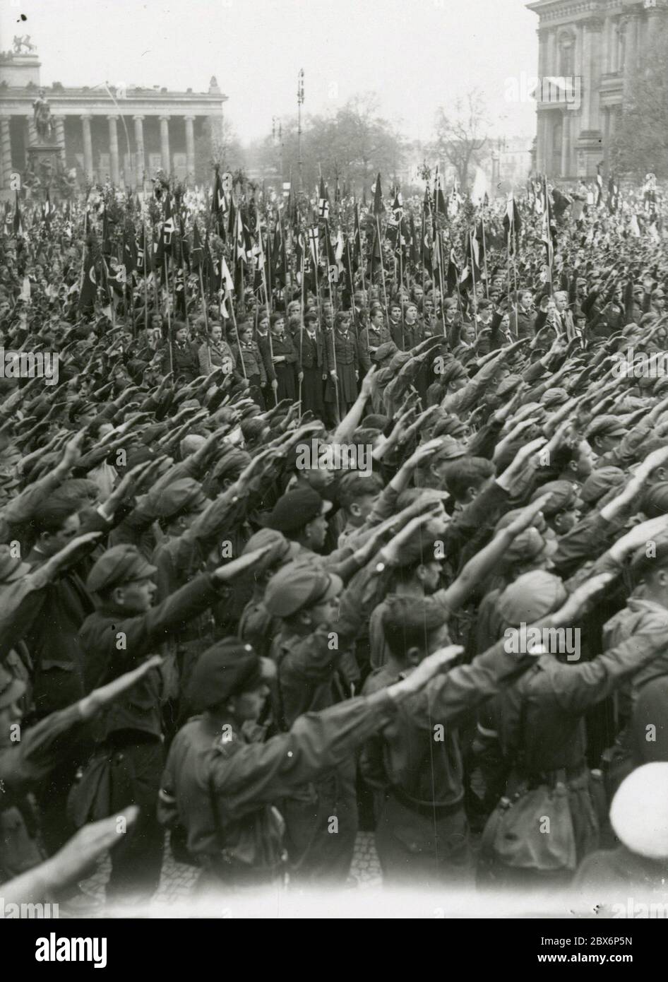 Jugendtreffen im Lustgarten am 1. Mai 1933 - Hitler spricht Heinrich Hoffmann fotografiert 1933 Adolf Hitlers offizieller Fotograf und Nazi-Politiker und Verleger, der Mitglied des intime Kreises Hitlers war. Stockfoto