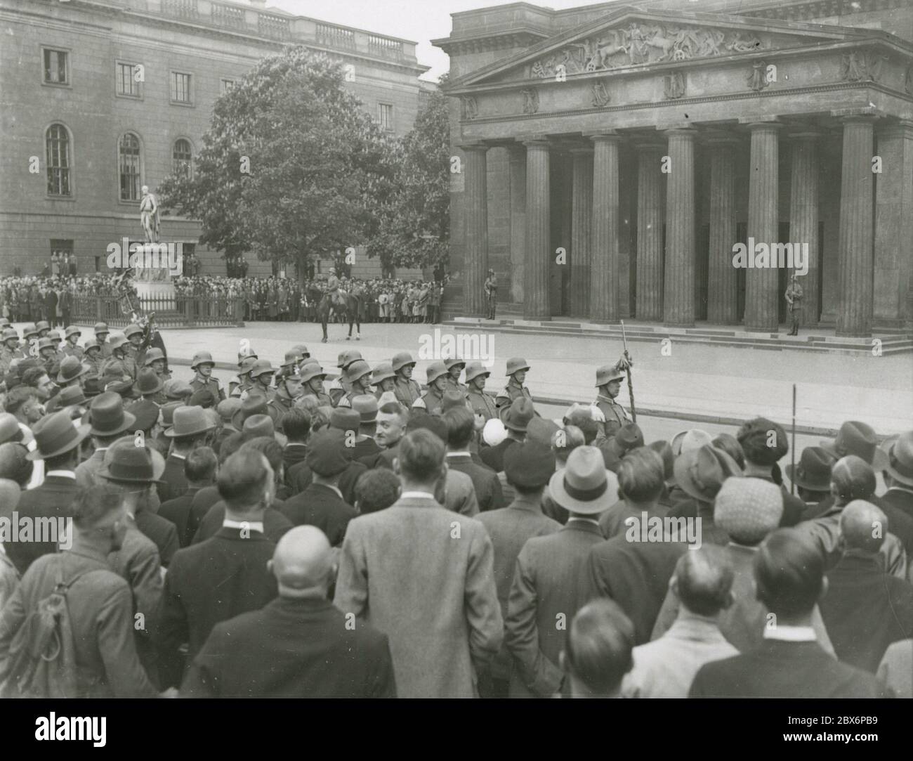 Wachablösung an der Gedenkstätte unter den Linden Berlin. Heinrich Hoffmann fotografiert 1933 Adolf Hitlers offizieller Fotograf und Nazi-Politiker und Verleger, der Mitglied des intime Kreises Hitlers war. Stockfoto