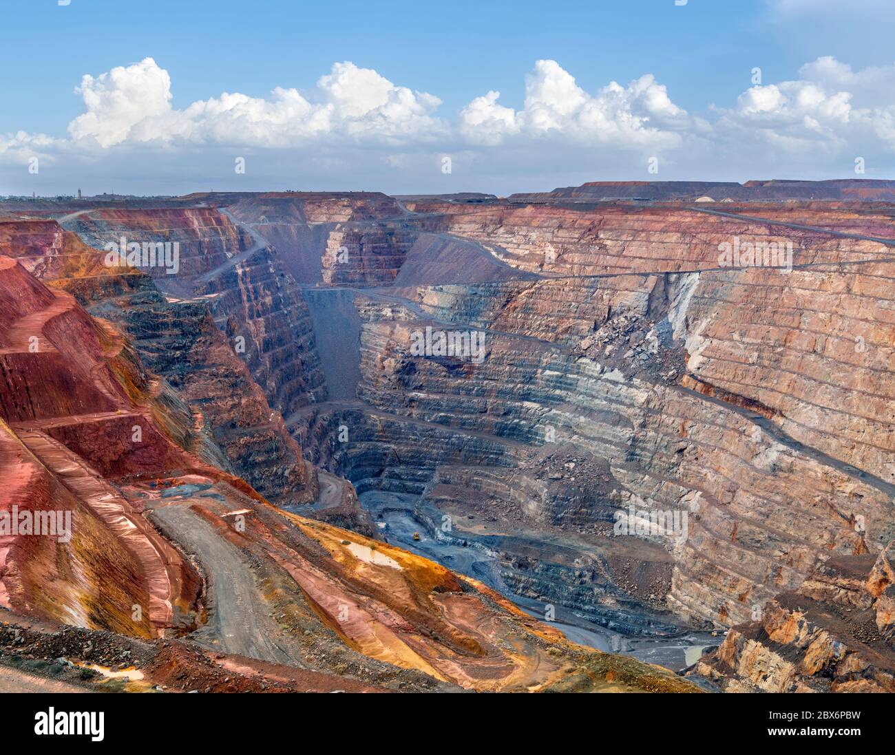 Die Super Pit Gold Mine (Fimiston Open Pit) wird vom Super Pit Lookout, Kalgoorlie, Eastern Goldfields, Western Australia, Australien aus betrachtet Stockfoto