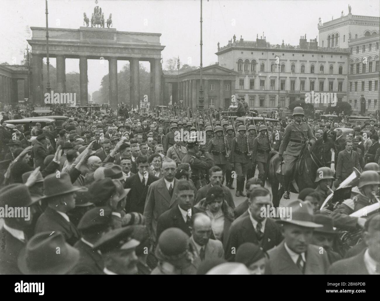 Wachablösung an der Gedenkstätte unter den Linden Berlin. Heinrich Hoffmann fotografiert 1933 Adolf Hitlers offizieller Fotograf und Nazi-Politiker und Verleger, der Mitglied des intime Kreises Hitlers war. Stockfoto