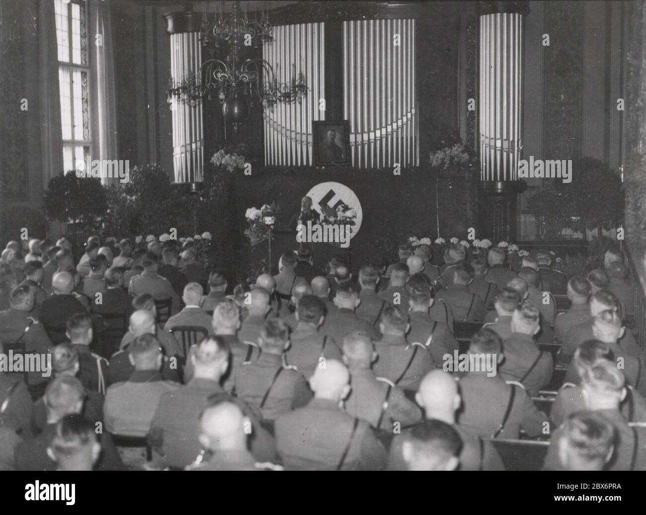 In der Reichsführerschule des Reichsarbeitsdienstes (Rad) in Bernau bei Berlin fotografiert Heinrich Hoffmann 1933 Adolf Hitlers offiziellen Fotografen und einen Nazi-Politiker und Verleger, der Mitglied des intime Kreises Hitlers war. Stockfoto