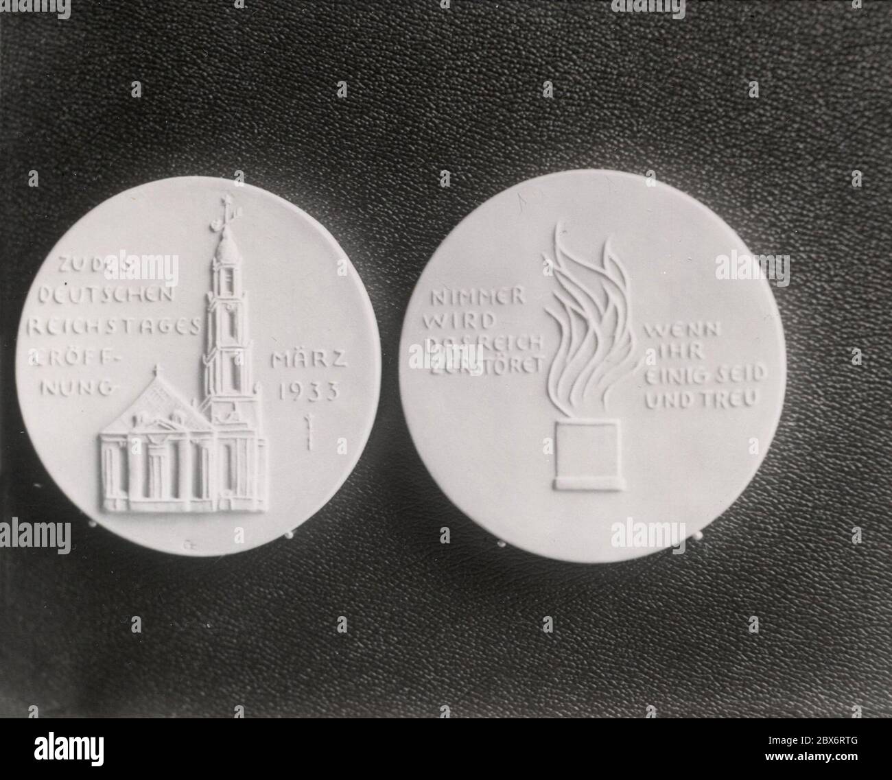 Gedenkmünze anlässlich der Eröffnung des Deutschen Reichstages im März 1993 in Potsdam - Garnisionskirche. Heinrich Hoffmann fotografiert 1933 Adolf Hitlers offizieller Fotograf und Nazi-Politiker und Verleger, der Mitglied des intime Kreises Hitlers war. Stockfoto