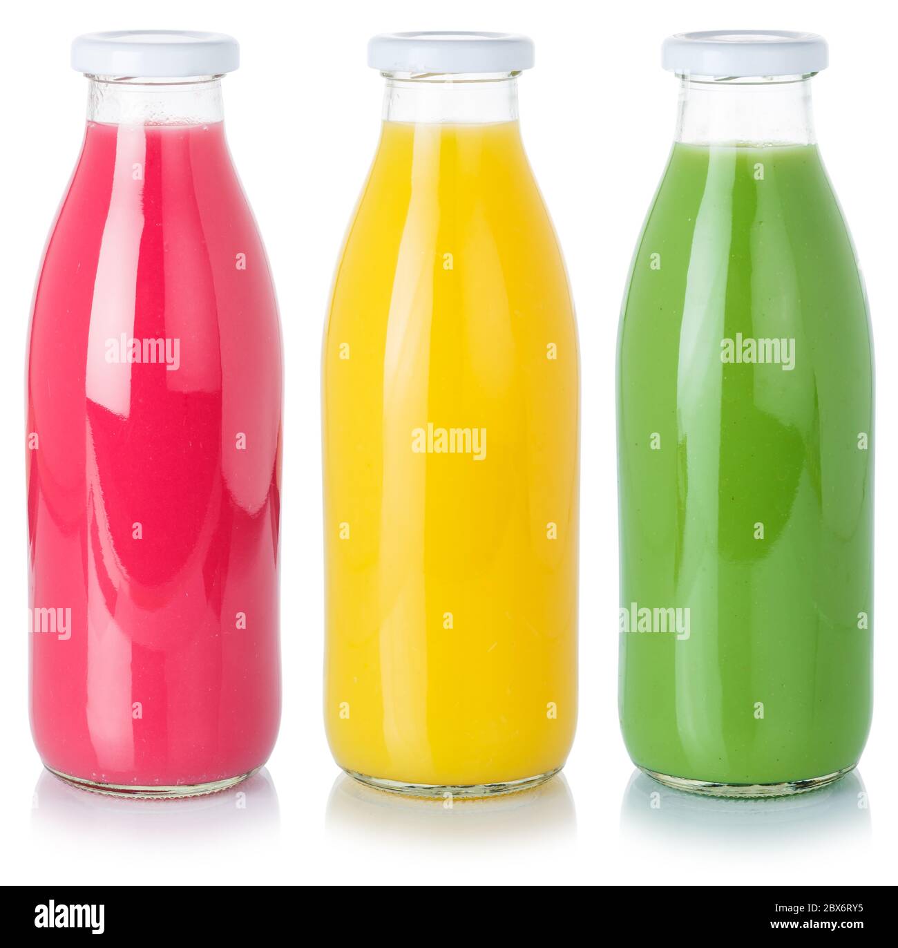 Fruchtsaft Stroh Getränke in einer Flasche gesunde Ernährung isoliert auf weißem Hintergrund Stockfoto